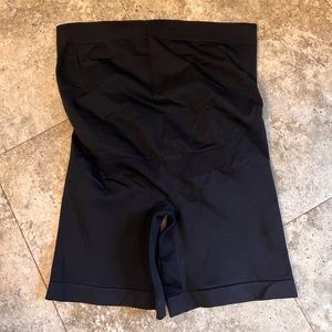 Motherhood maternity large/XL EUC black shorts shape wear